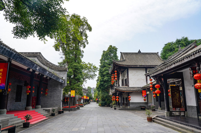 白云寺位于山西省忻州市五台山坐落在中国佛教四大名山圣地以文殊师利菩萨为驻持道场的山西省五台山县中它位于台怀镇南十里处东北沿临石凉公路西南遥望圣地佛母洞；该寺周围群山环抱涓水潺流风光秀丽景色怡人是(图1)